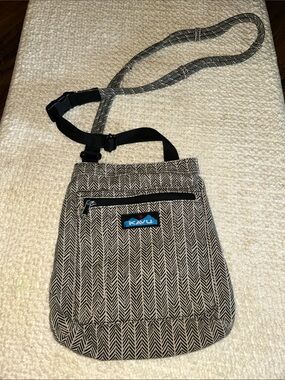 Kavu Black & Beige Herringbone Crossbody Sling